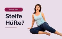 Nicole sitzt auf der Matte, ein Bein angewinkelt, ein Bein ausgestreckt, Übung zur Mobilisation der Hüfte