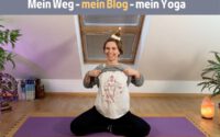 Nicole spricht in die Kamera, Titelbild zum Beitrag Mein Weg, mein Blog, mein Yoga