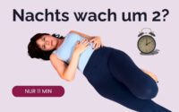 Nicole liegt seitlich mit den Händen auf dem Brustbein, daneben ein Wecker, der auf zwei Uhr steht