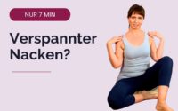 Nicole sitzt aufgerichtet und legt die Hände auf die Schultern, Übung gegen Nackenverspannung